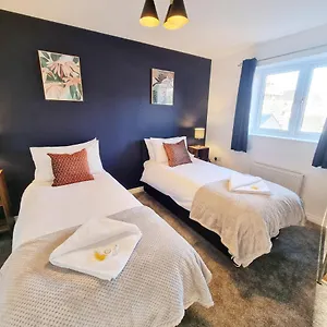Stylish 3 Bedrooms & 2 Bathrooms House, Free Parking On Premises! Holiday home Cambridge (Cambridgeshire)