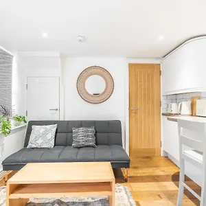Charming & Chic, Cosy Nest, Just 2-min Walk! Brighton